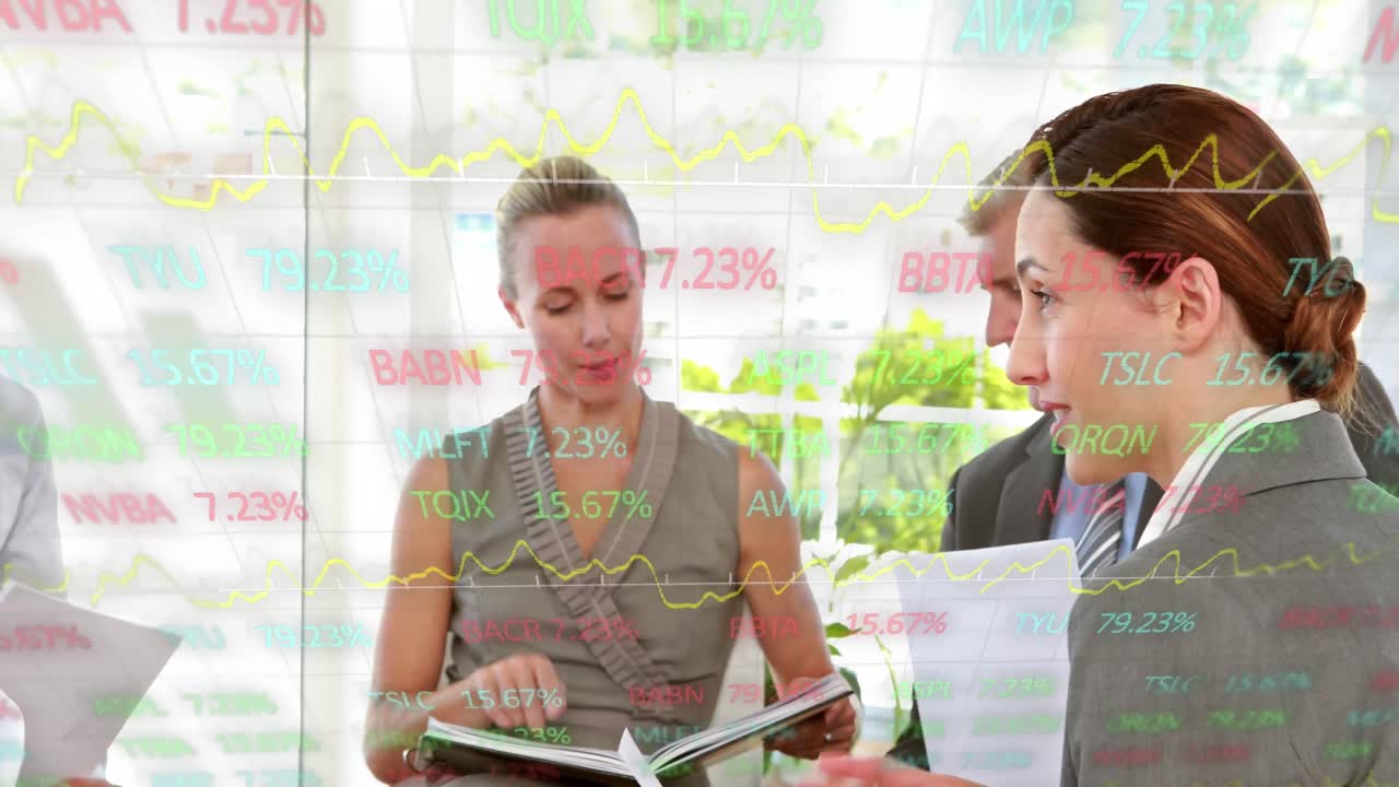 animación del procesamiento de datos del mercado de valores sobre diversos empresarios discutiendo juntos en la oficina