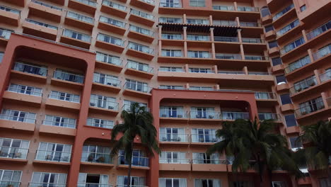 Una-Toma-Panorámica-De-Un-Hotel-De-Estilo-Art-Deco-En-Un-Clima-Tropical-Cálido