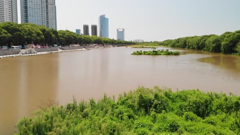 Luftaufnahme-Des-ökologischen-Reservats-Von-Buenos-Aires-Bei-Tag-Mit-Stadtgebäuden-Am-Horizont-Vor-Feuchtgebieten