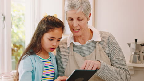 Aprendizaje-De-Tabletas,-En-Línea-Y-Niña-Con-Abuela