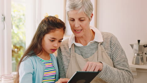 aprendizaje en tableta, en línea y niña con la abuela