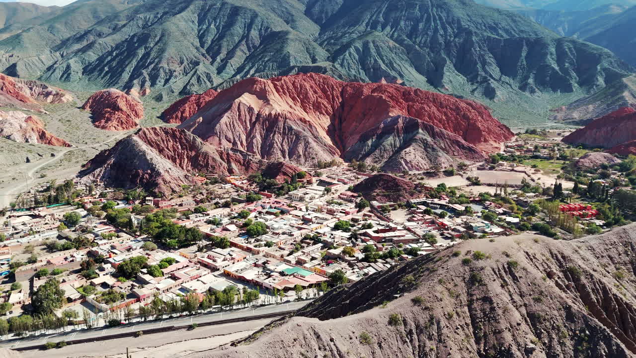 drone descubriendo la pintoresca ciudad de purmamarca y su icónico cerro de los siete colores en jujuy, argentina