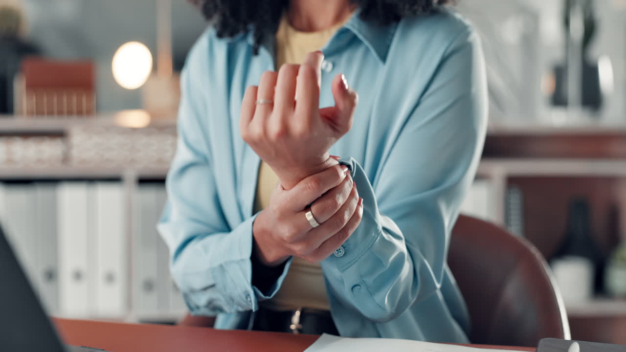 Donna che soffre di dolore al polso in ufficio