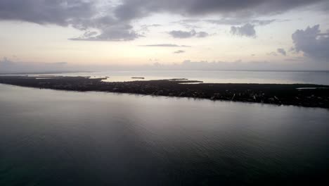 Drohnenansicht-Des-Dämmerungshimmels-über-Der-Strandwasserinsel