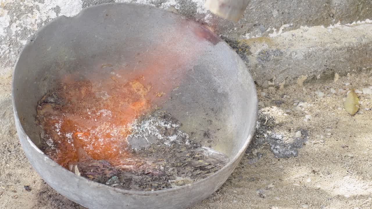 derretir el plomo eliminar las impurezas con cuchara de vertido, metalurgia insegura de cerca