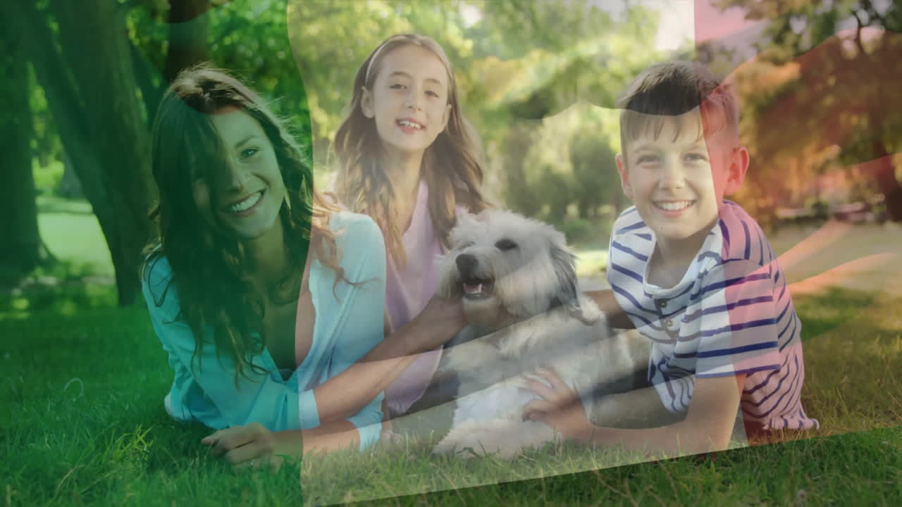 공원에서 개와 놀고 있는 카우카스족 가족 위의 이탈리아 국기 애니메이션