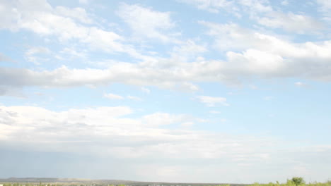 Weiße-Wolken-Ziehen-über-Die-Ebenen-Von-Texas