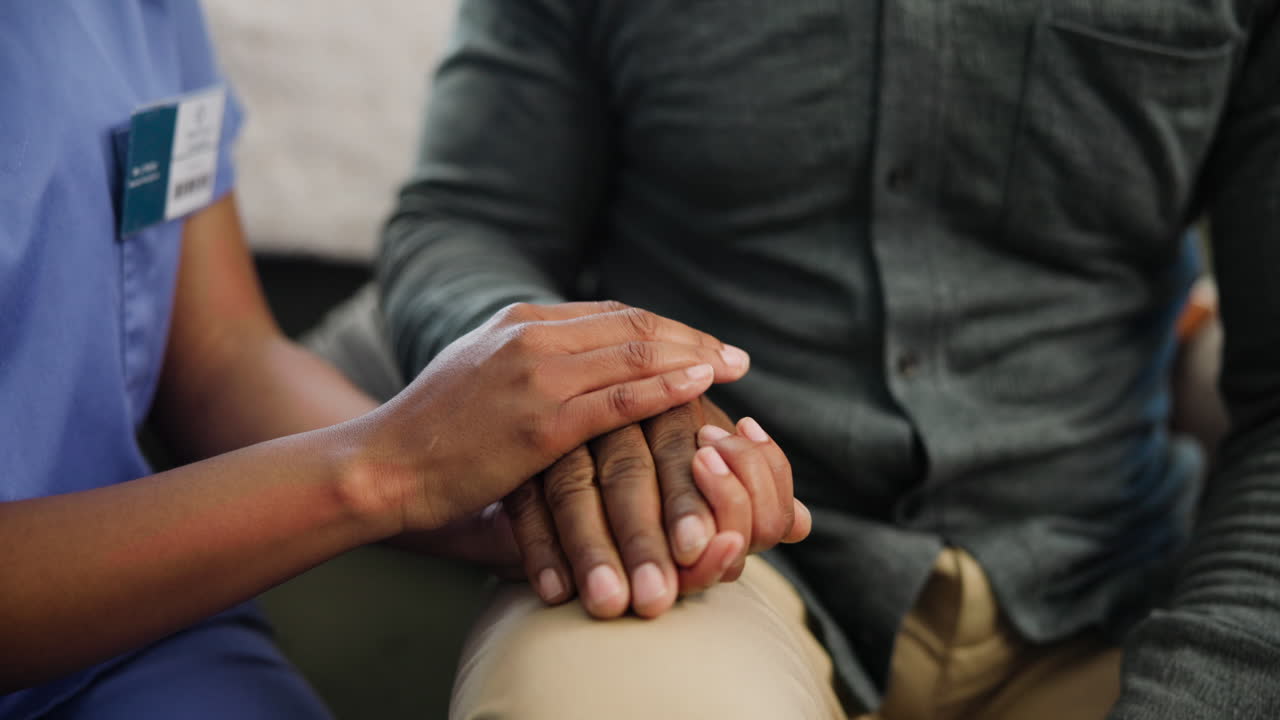 una enfermera consolando a un paciente