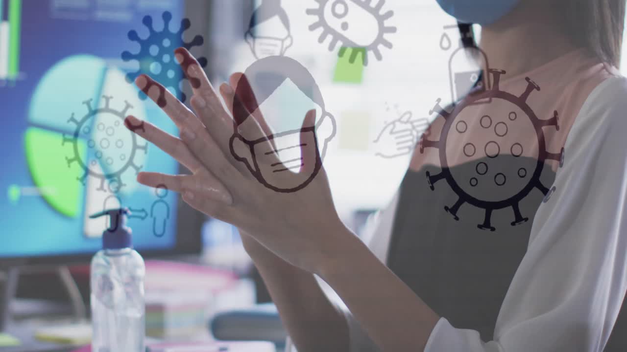 animación de iconos de virus sobre una mujer de negocios asiática con máscara facial desinfectando las manos en la oficina