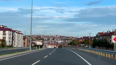 Amasya,-Rote-Ockerfarbe,-Dachterrasse,-Weite-Aussicht,-Naturlandschaft,-Kultur-Und-Stadtbild-Im-Historischen-Dorf,-Traditioneller-Lebensstil-Der-Einheimischen,-Wundervolles-Reiseerlebnis,-Istanbul-Besuch,-Roadtrip-Fahrt