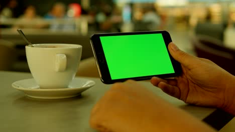 tableta con tecla de croma de pantalla verde utilizada en un restaurante.