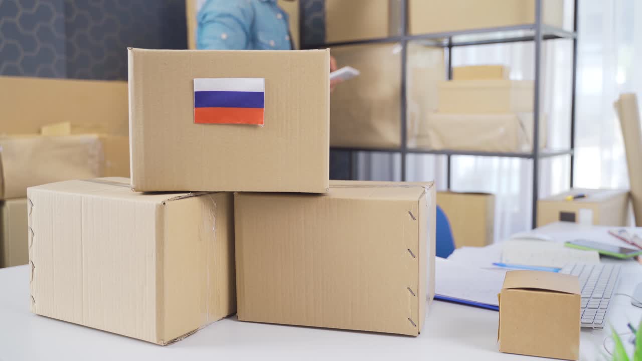 российский флаг на логистическом грузовом пакете.