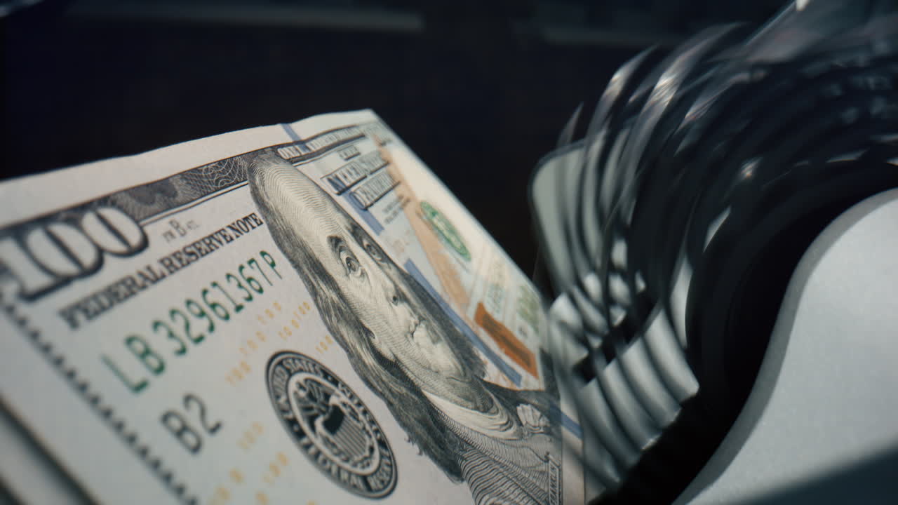 종이 달러 계산 기계 가까이에서 미국 통화 지폐 계산