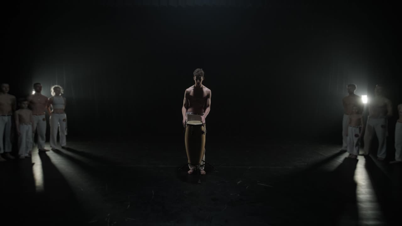 드럼 연주 를 하는 카포에라 공연