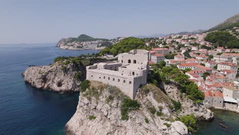 Antena-De-Croacia:-Fort-Lovrijenac,-Dubrovnik,-Con-Océano-Y-Costa-Escarpada