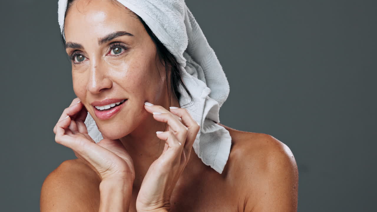 Glückliche Frau nach der Dusche