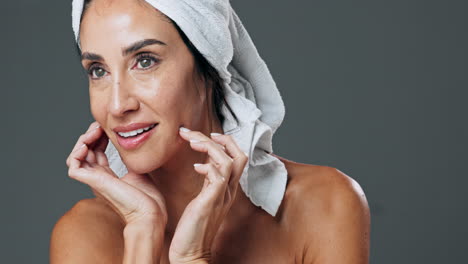 glückliche frau nach der dusche