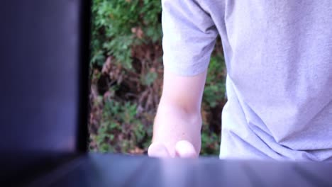남자가 우편함을 열고, 우편물을 꺼내고, 우편함을 닫는 동안 우편함의 내부 관점