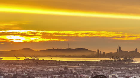 Leuchtender-Goldener-Sonnenuntergang-über-Der-Bucht-Von-San-Francisco-Und-Der-Skyline-Der-Stadt-–-Zeitraffer