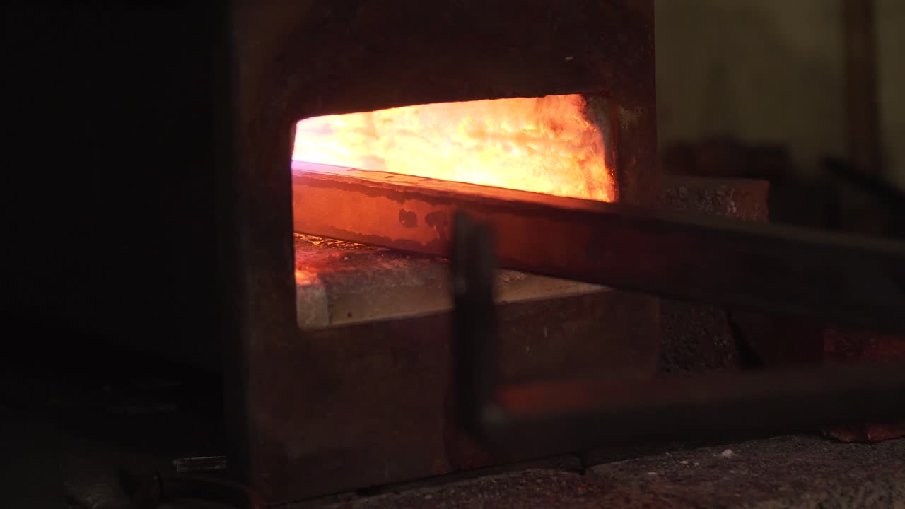 Fucinatura del metallo da parte di un fabbro in slow motion a 120fps.