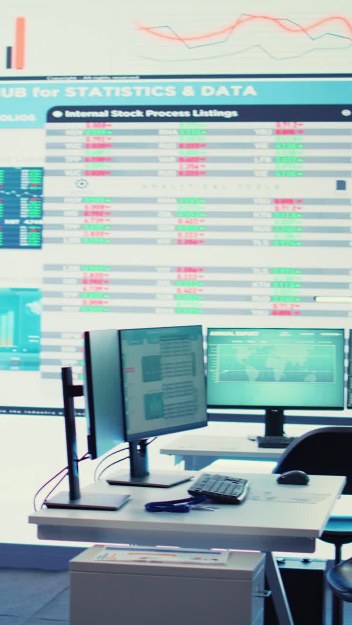 Ruang Kerja Kantor Modern dengan Komputer Menampilkan Data Keuangan