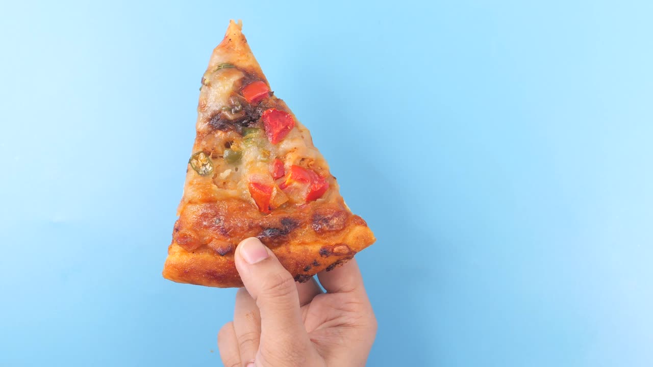 맛있는 피자 조각을 들고 있는 손