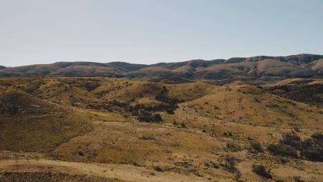 Tiro-De-Dron-En-órbita-Del-Rango-De-Macdonnell-Occidental-En-El-Territorio-Del-Norte-De-Australia-4k