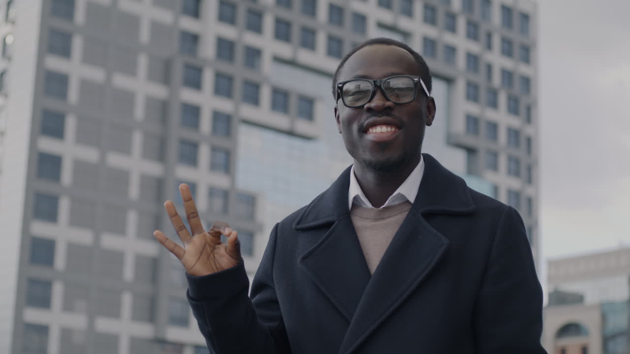 hombre sonriente en la ciudad