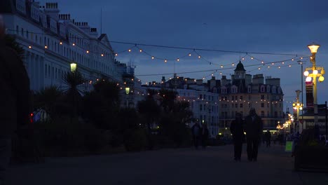 Große-Und-Stattliche-Hotels-Säumen-Die-Hauptstraße-Des-Britischen-Badeortes-Eastbourne-2