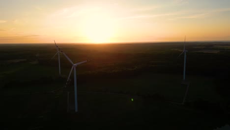 Silueta-De-Un-Molino-De-Viento-Bajo-El-Sol