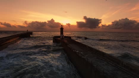 Pier-Bei-Atemberaubender-Orangefarbener-Luftaufnahme-Des-Sonnenuntergangs