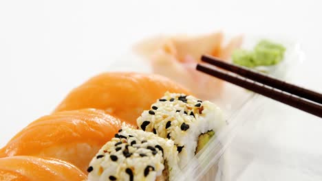 plato de nigiri y sushi uramaki con palillos