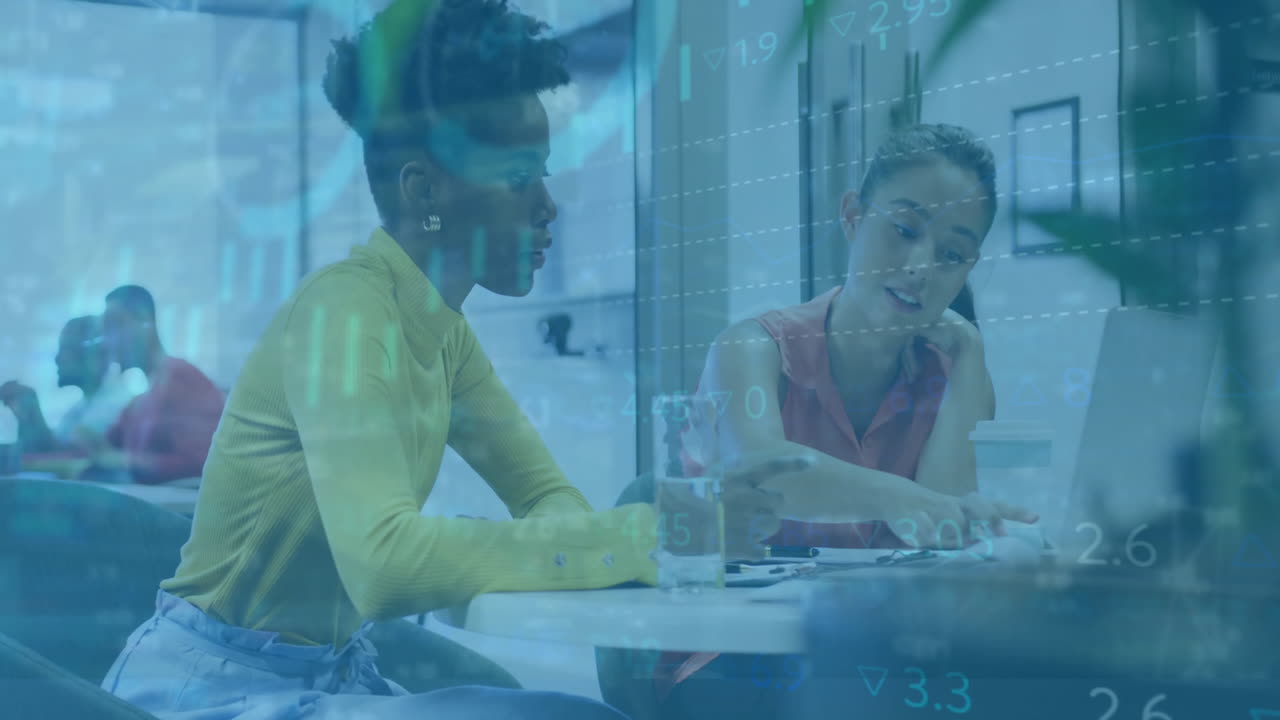 animazione dell'elaborazione dei dati finanziari su diversi uomini d'affari in ufficio