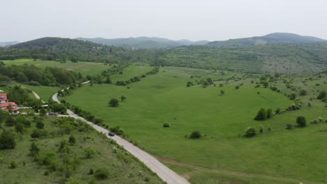 Drone-Acercándose-A-Un-Pueblo-Conocido-Por-Sus-Avistamientos-Paranormales-En-El-Agujero-Tsarichina,-También-Llamado-área-51-En-Bulgaria