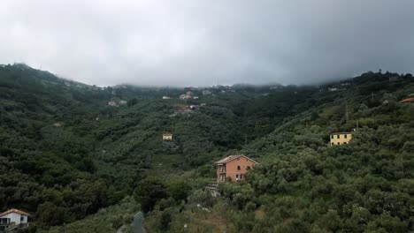 Las-Colinas-De-Moneglia,-Italia,-Obtienen-Suficiente-Humedad-Del-Mar-Para-Sustentar-Una-Cubierta-De-árboles-Verdes.