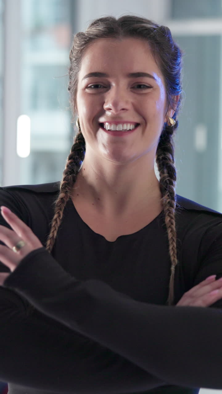 Retrato de uma mulher sorridente com tranças