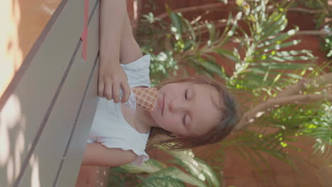 niña adolescente comiendo helado al aire libre