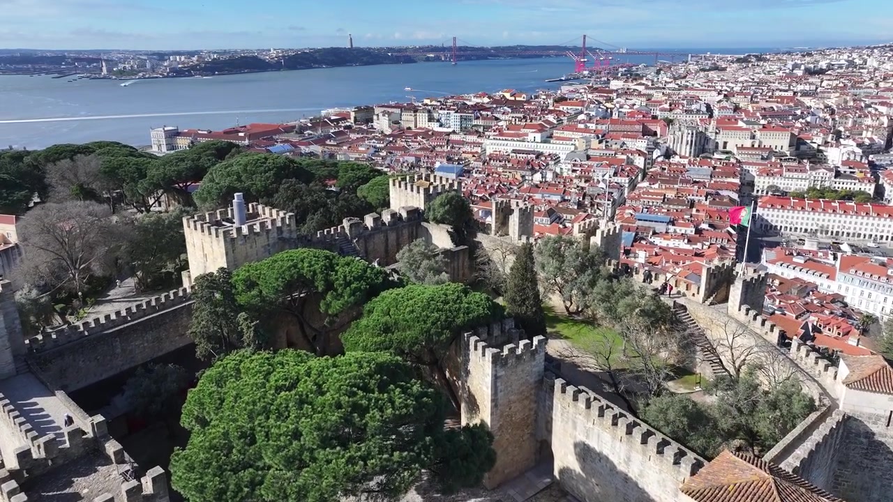 Castello di São Jorge a Lisbona, nel distretto di Lisbona, Portogallo. Scenario di castello medievale. Paesaggio urbano antico. Castello di São Jorge a Lisbona, in Portogallo. Paesaggio urbano storico. Skyline del Portogallo