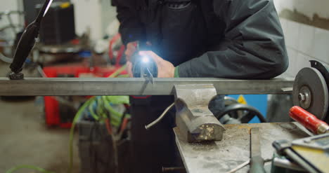 Pieza-De-Metal-Para-Trabajadores-De-La-Industria-Con-Sierra-Eléctrica-7