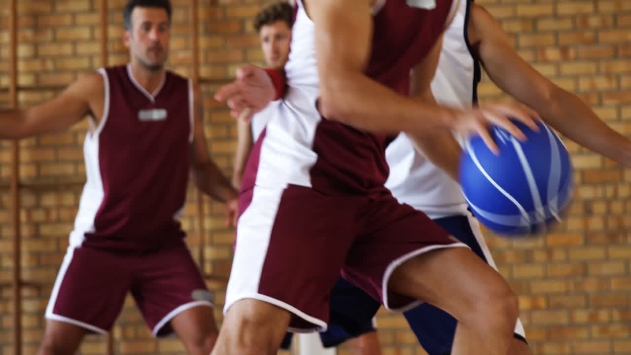 농구 선수 들 이 코트 에서 놀고 있다