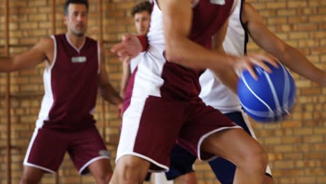 jugadores de baloncesto jugando en la cancha