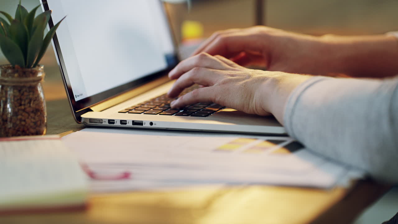 persona trabajando en una computadora portátil