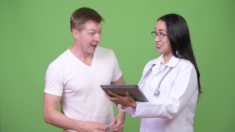 una joven médica asiática da consultas a un paciente joven.