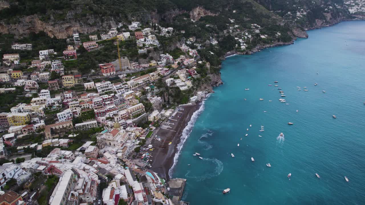 impresionante agua azul del océano en la ciudad costera de amalfi de positano, antena