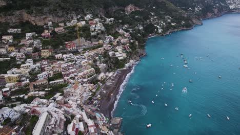 Atemberaubendes-Blaues-Meerwasser-An-Der-Amalfiküstenstadt-Positano,-Antenne