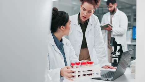científicos que trabajan en un laboratorio