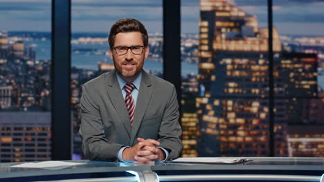 presentador de televisión feliz reportando noticias diarias en el estudio del canal de medios sosteniendo texto