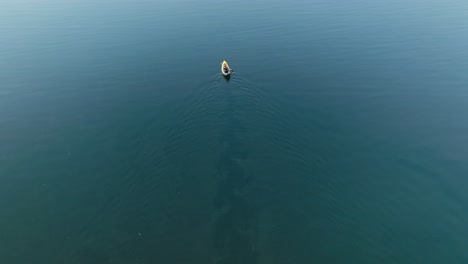 Kayakista-Solitario-Remando-En-Las-Serenas-Aguas-De-Røldal,-Noruega