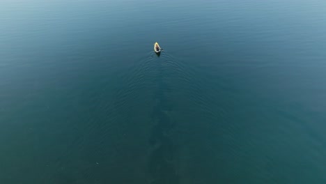 un kayakista solitario remando en las aguas serenas de røldal, noruega