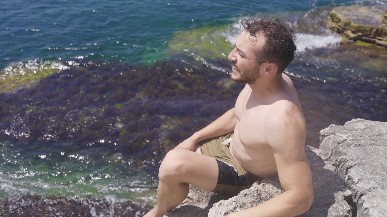 el hombre que está triste y enojado.